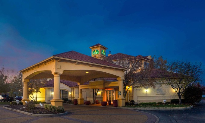 Maryland Heights Hotel | La Quinta Inn & Suites by Wyndham St. Louis Westport