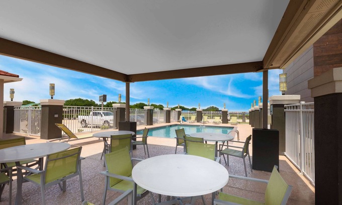 Port Lavaca Hotel | La Quinta Inn & Suites by Wyndham Port Lavaca