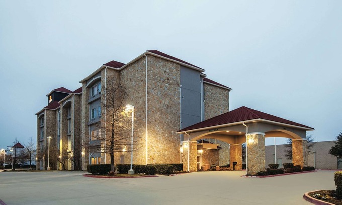 South Arlington Hotel | La Quinta Inn & Suites by Wyndham Mansfield TX