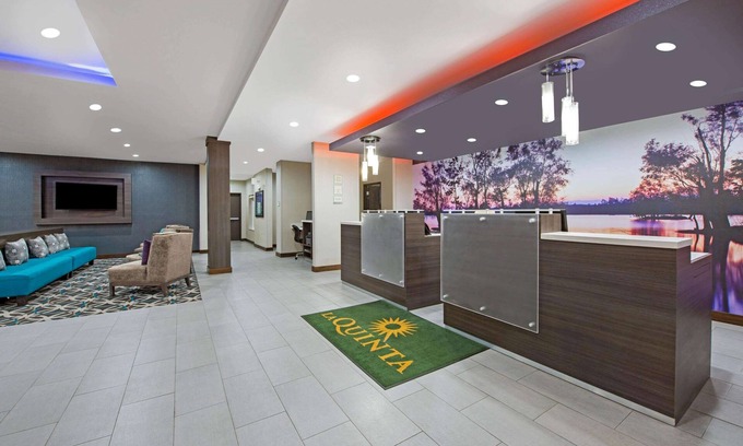 Westlake Hotel | La Quinta Inn & Suites by Wyndham Lake Charles - Westlake