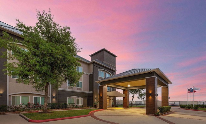 Angleton Hotel | La Quinta Inn & Suites by Wyndham Angleton