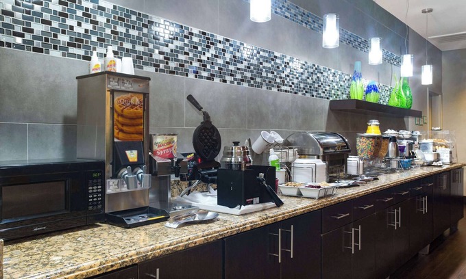 Pearsall Hotel | La Quinta Inn & Suites by Wyndham Pearsall