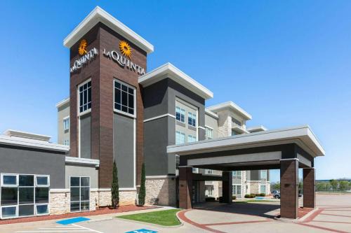 Burleson Hotel | La Quinta Inn & Suites by Wyndham Ft Worth-Burleson