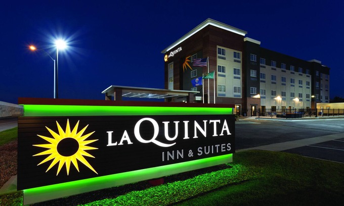 Wichita Hotel | La Quinta Inn & Suites by Wyndham Wichita Airport
