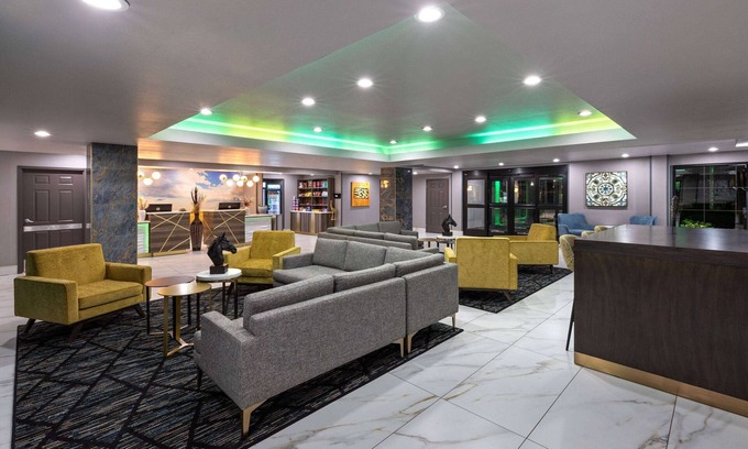 Olathe Hotel | La Quinta Inn & Suites by Wyndham Olathe
