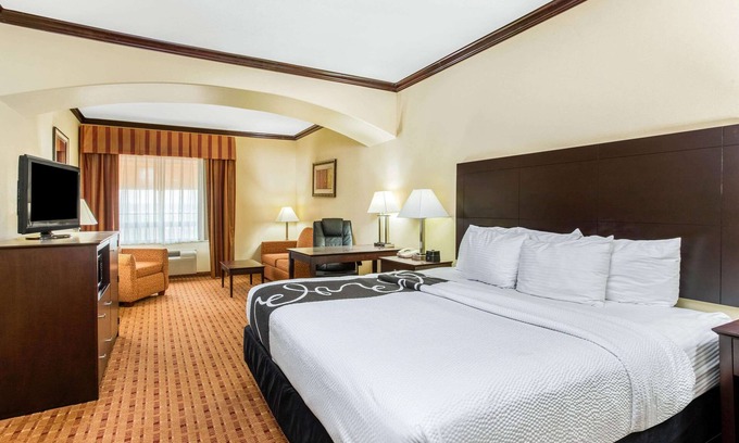 Ennis Hotel | La Quinta Inn & Suites by Wyndham Ennis