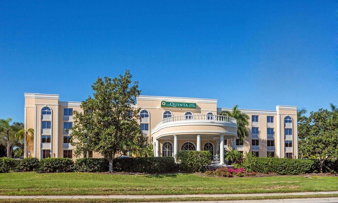 North Trail Hotel | La Quinta Inn & Suites by Wyndham Sarasota Downtown