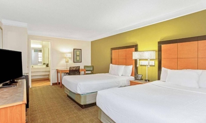 Orlando Hotel | La Quinta Orlando Airport West | 2 Double Deluxe | Great for Families | Pool