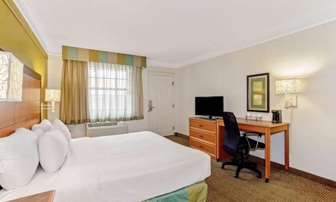 Orlando Hotel | La Quinta Orlando Airport West | Deluxe King | Free Parking & Breakfast