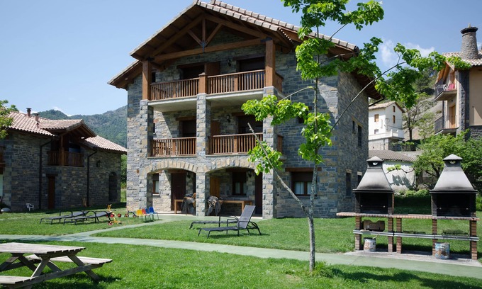 Puertolas House | La Ribera Houses. 8 -10 extra places. Ordesa. House 11