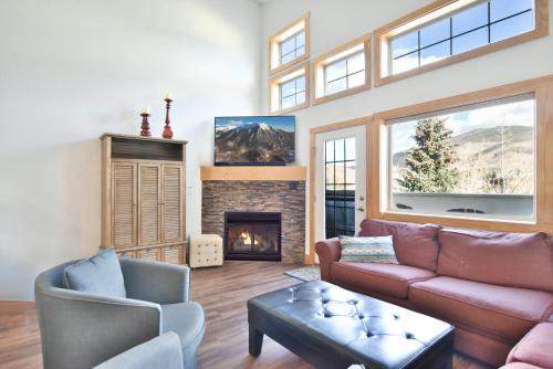Dillon House | La Riva Del Lago Condo: Downtown, Close to Everything!