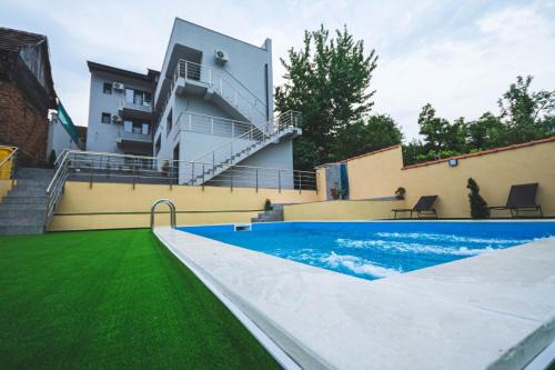 Dubova House | La Roby si Niko