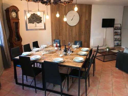 Merindol Hostel | La Roselière