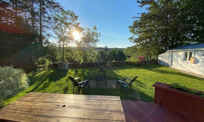 Saint-Raymond House | La roue dort - House on the banks of the Saint-Anne River