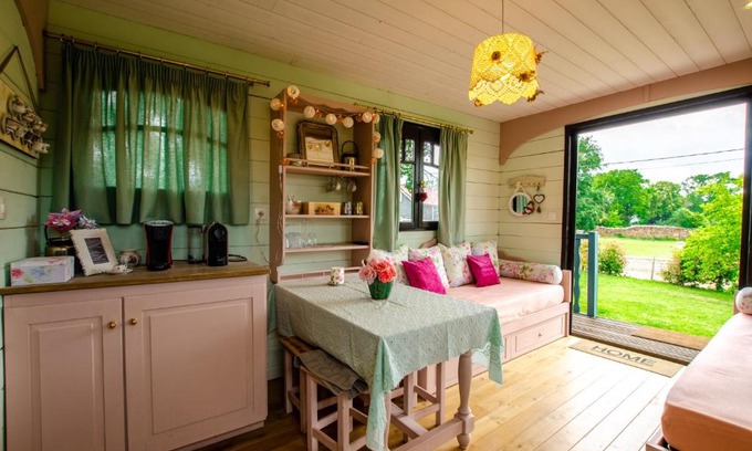 Maisons-les-Chaource Bed & Breakfast | La Roulotte de La Villa des Chouettes