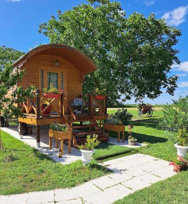 Soings-en-Sologne House | LA ROULOTTE DE FLORETTE avec jacuzzi gratuit