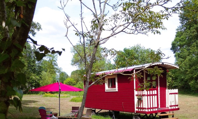 Le Vieil-Bauge House | La Roulotte Du Moulin De Palet - Location Roulotte Rouge