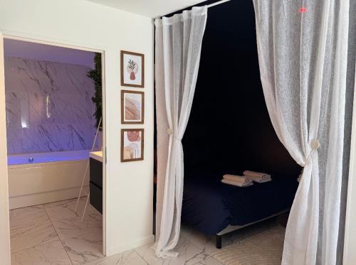 Livron-sur-Drome Apartment | La Secret Room - suite de luxe avec jacuzzi