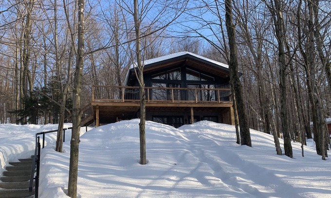 Sutton Ski Chalet | La Stella Alpina/hot tub/mountain view