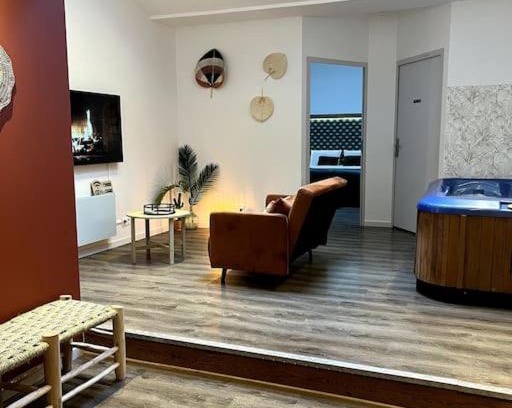 Muret Apartment | La suite, avec jacuzzi & sauna