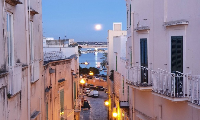 Molfetta Apartment | La Terrazza, una Villetta con Ampio Porticato su una Terrazza in Pieno Centro