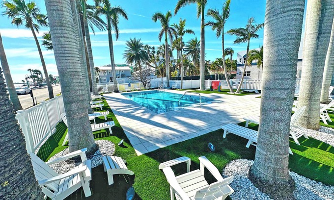 Pass-a-Grille Historic District Apartment | La Tortuga Historic Downtown Pass A Grille St Pete Beach 4