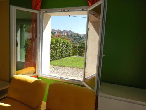 Biot Apartment | La vie en couleurs