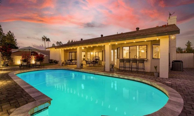 Tempe House | La Vieve Family Oasis-FREE Htd Pool-Billiards-BBQ