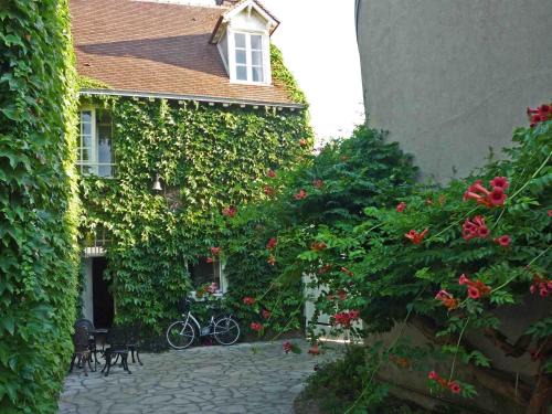 Chateauneuf-sur-Loire House | La Vigne Vierge