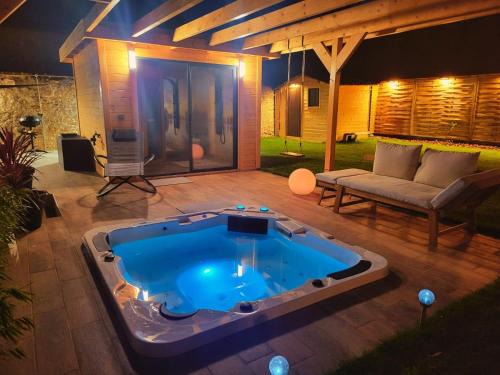 Montigny-Lencoup Villa | La Villa Aliénor - Spa et Cinéroom