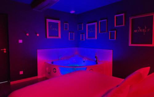 Doue-la-Fontaine Apartment | La Volupté - Love room avec Jacuzzi - Sauna