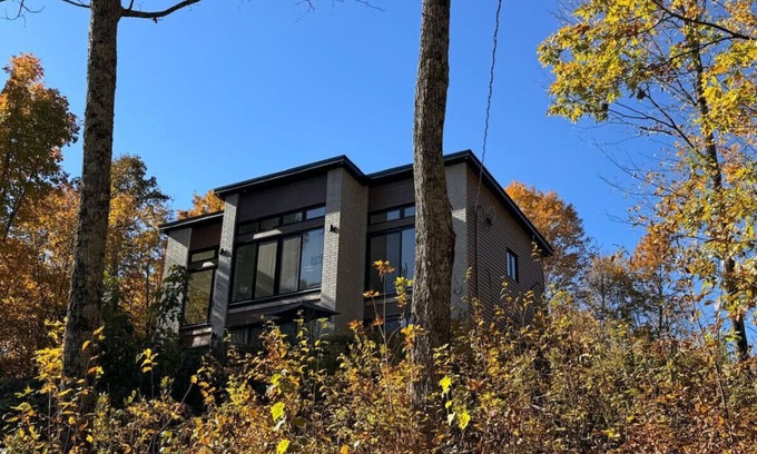 Val-des-Monts Cabin | La Vue - Mountain Top Cottage