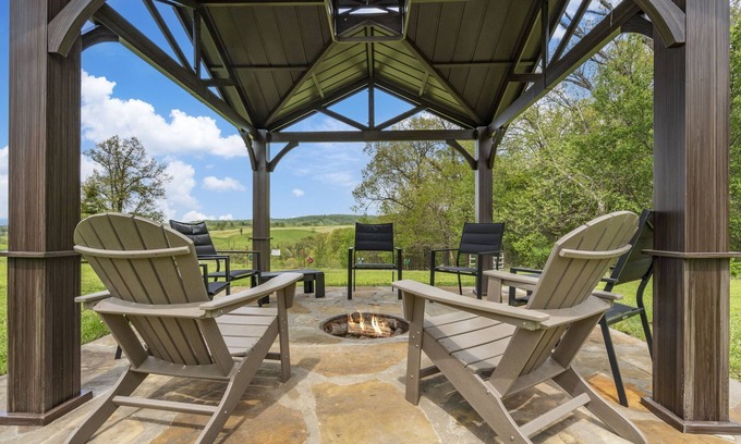 Omaha House | Labor Day Open-Near Branson & Thunder Ridge-Free Tickets-Live Llamas-Private HotTub-Near Lakes