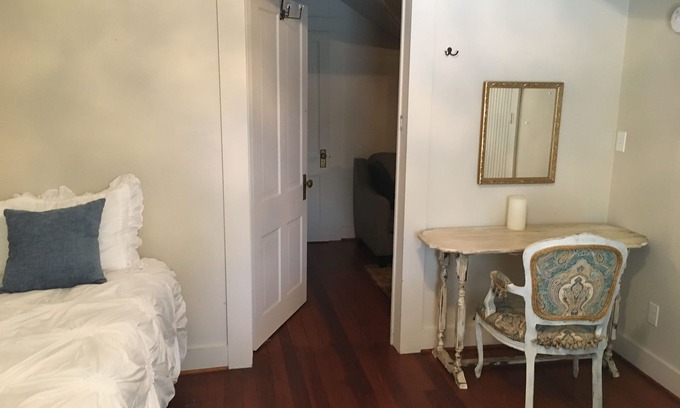 Carmine Bed & Breakfast | Lacey room of Cala Lily