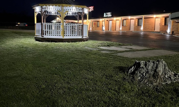 Knob Noster Hotel | Laci's Country Inn