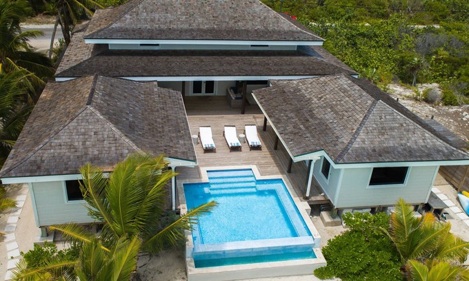 Great Exuma House | Lady Blue Sits On Beautiful Tar Bay Beach-Features Infinity pool/Outdoor Living