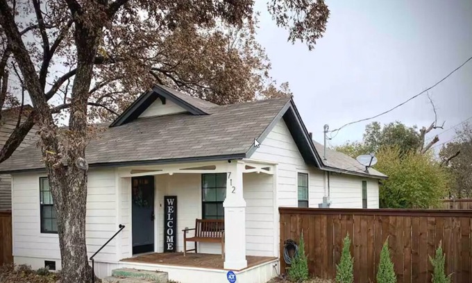 Brazos House | LadyFace Cottage: close to Magnolia & Baylor!