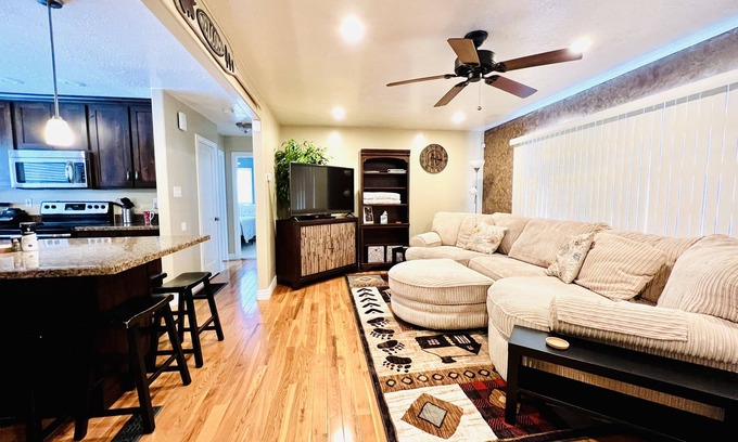 Washington Terrace House | Lagoon, Ski, HAFB, WSU and Dee Event Center.