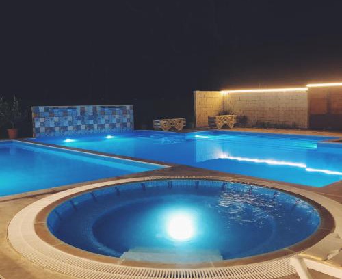 Bazaleti House | Laguna House next to Pool at Bazaleti Lake