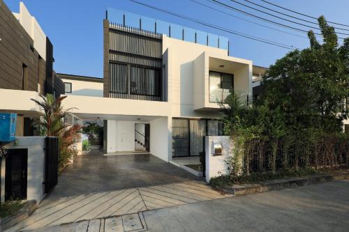 Laguna Villa | Laguna Park by Goodman Brokers