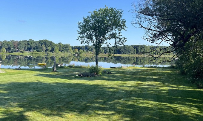 East Leroy House | Laid back good vibes only country lake front minutes to shop,eat, things to do.