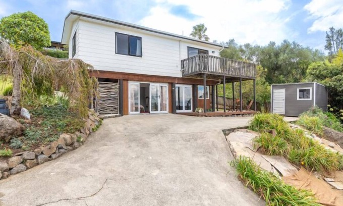 Raglan House | Laid-Back Raglan Living – Upstairs Family Home Near Surf & Shops