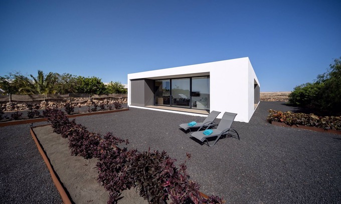 Lajares Villa | Lajares Luxury Villa Minimalista con Estudio y Vistas Panorámicas a los Volcanes