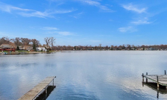 Oxbow House | Lake Front Retreat: paddle board/canoe W HOT TUB