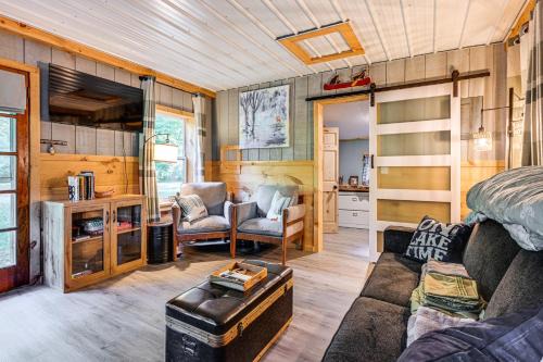 Gladwin House | Lake Access and Kayaks Gladwin Cottage Near Golfing