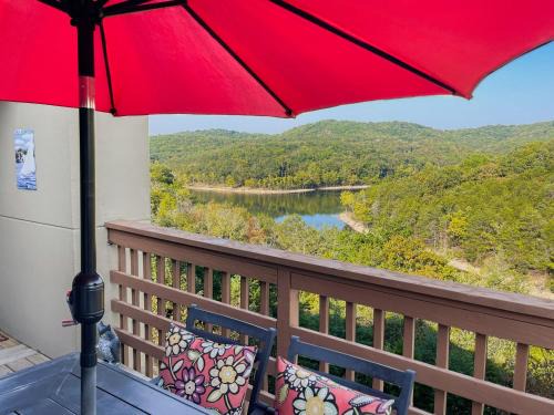Indian Point Apartment | Lake Access and Pool Branson Condo - 2 Mi to Marina