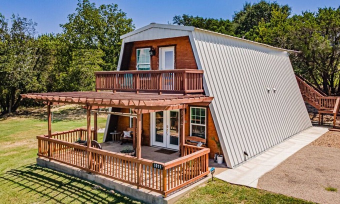 Granbury Cabin | Lake Access ⛵️ Pool 🏖️ Private Patio 🦜BBQ 🌭 WiFi 💻 Free Parking 🏎️ Pet Friendly 🐾