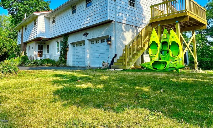 Cedar Lake House | LAKE ACCESS, spacious lake home perfect for large families and events, +kayaks