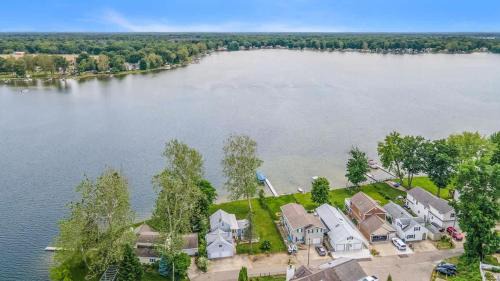 Portage House | Lake and Lodge By KZOOBNB family