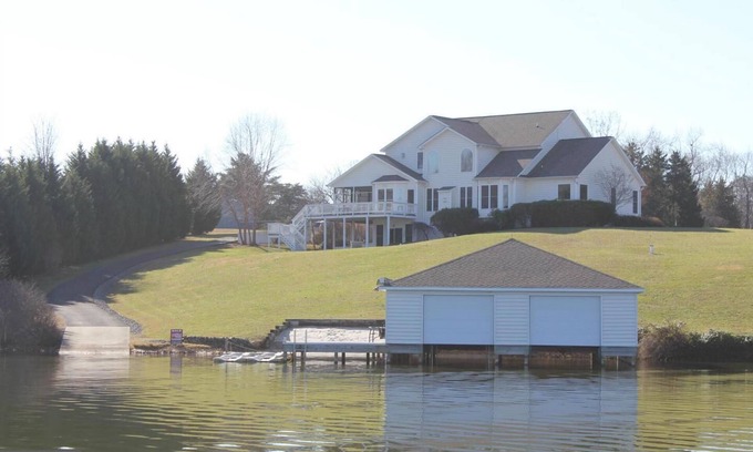 Livingston House | Lake Anna public side, private boat ramp, firepit, sandy beach & more!